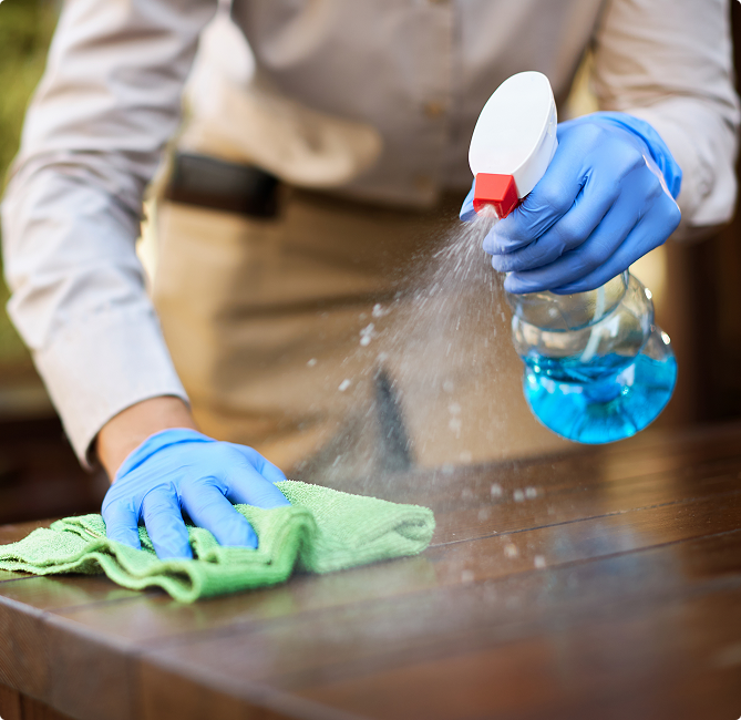 closeup-waitress-disinfecting-tables-outdoor-cafe 2 - Copia (3)